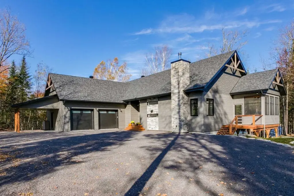 Maison neuve construite par Invesco Habitation dans les Laurentides.